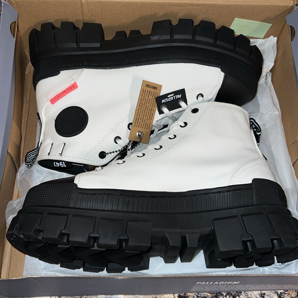 Palladium Revolt Hi Tx Platform Boots Women’s size 9 Star White